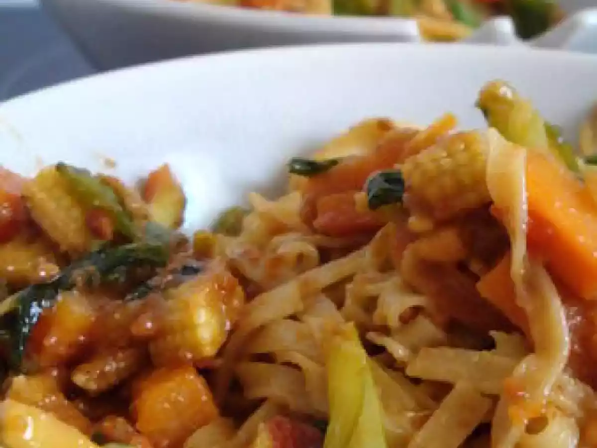 Nouilles fraîche asiatique au beurre de cacahuète (pâte d'arachide)