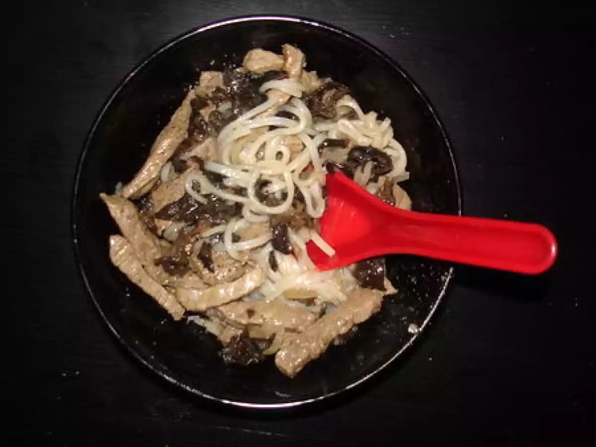 Nouilles gluantes au boeuf et aux champigons noirs, sauce à la bière