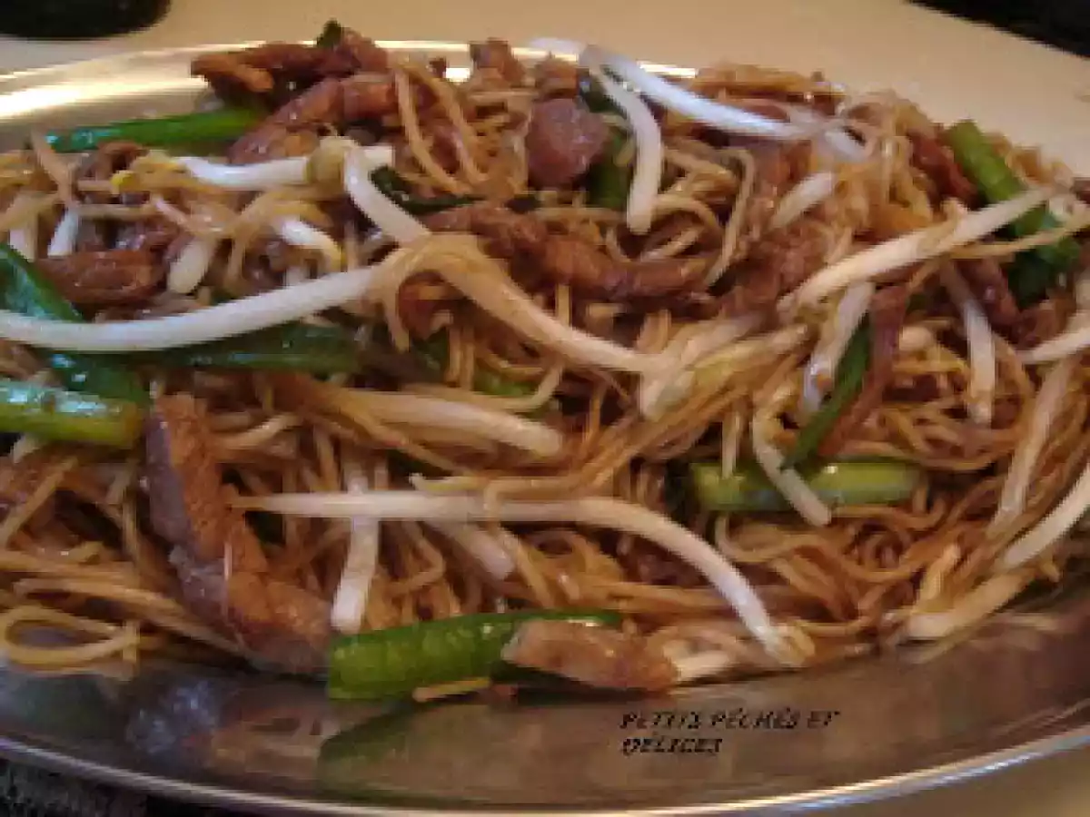 Nouilles sautées à la ciboulette chinoise et aux germes de soja