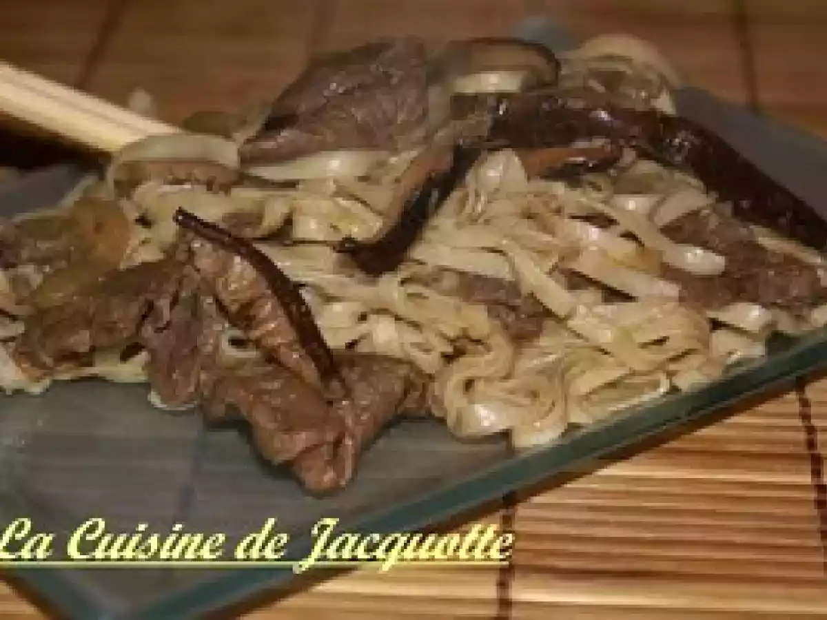 NOUILLES SAUTEES AU BOEUF ET CHAMPIGNONS PARFUMES