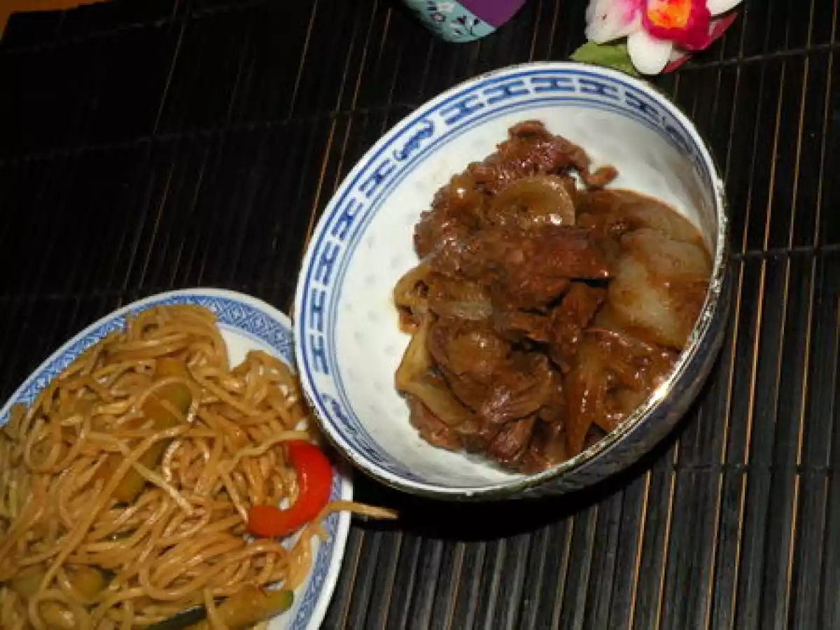 Nouilles sautées au boeuf et oignons