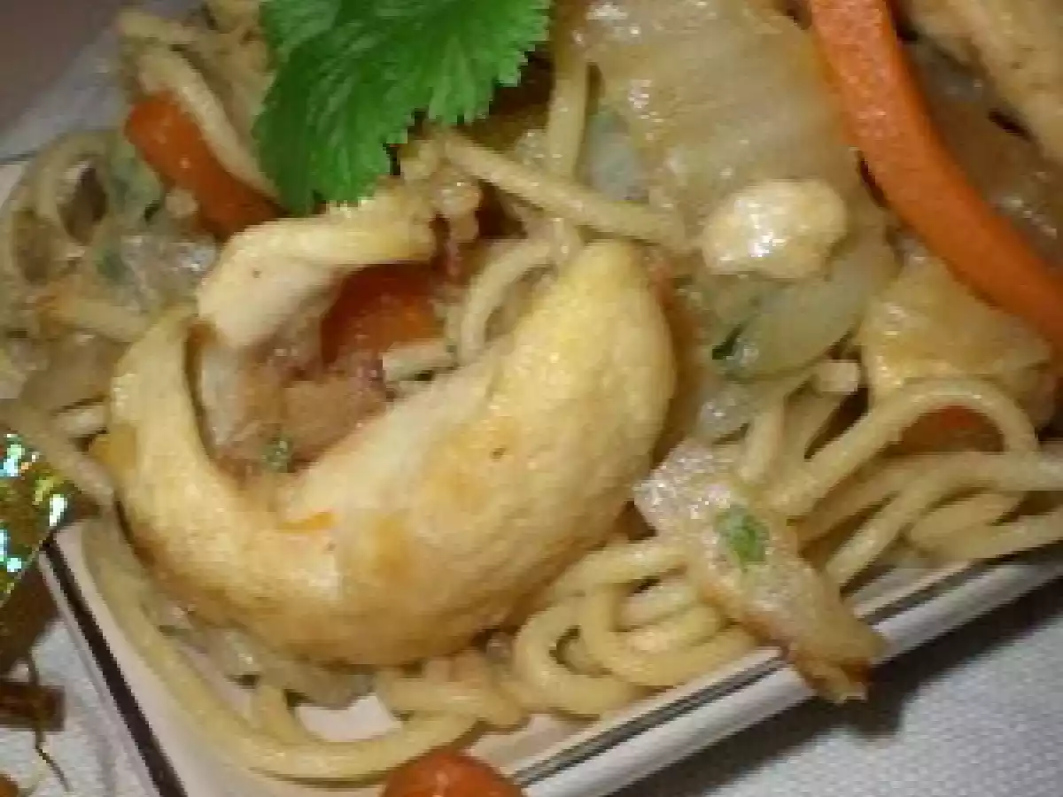 Nouilles sautées au chou chinois, poulet et bâtonnets de carottes