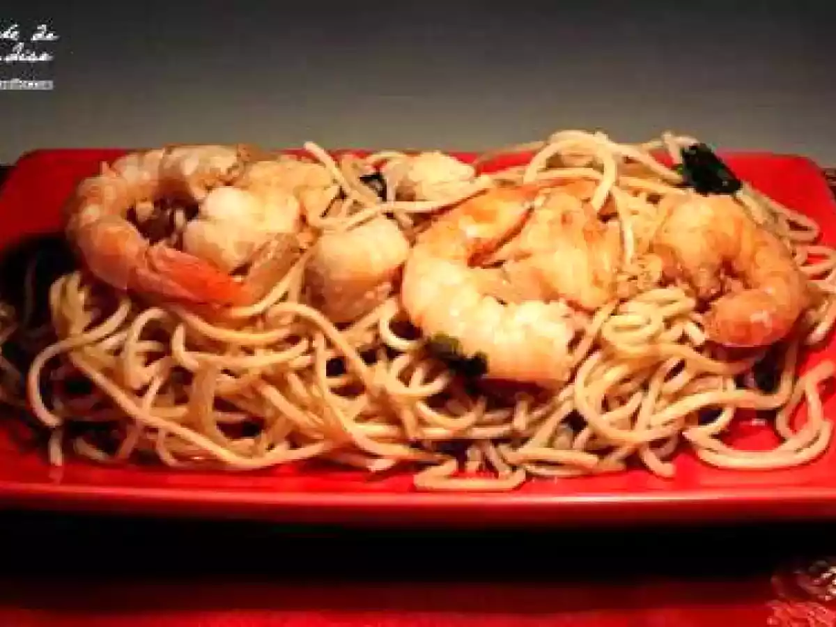 Nouilles sautées au poisson et aux crevettes