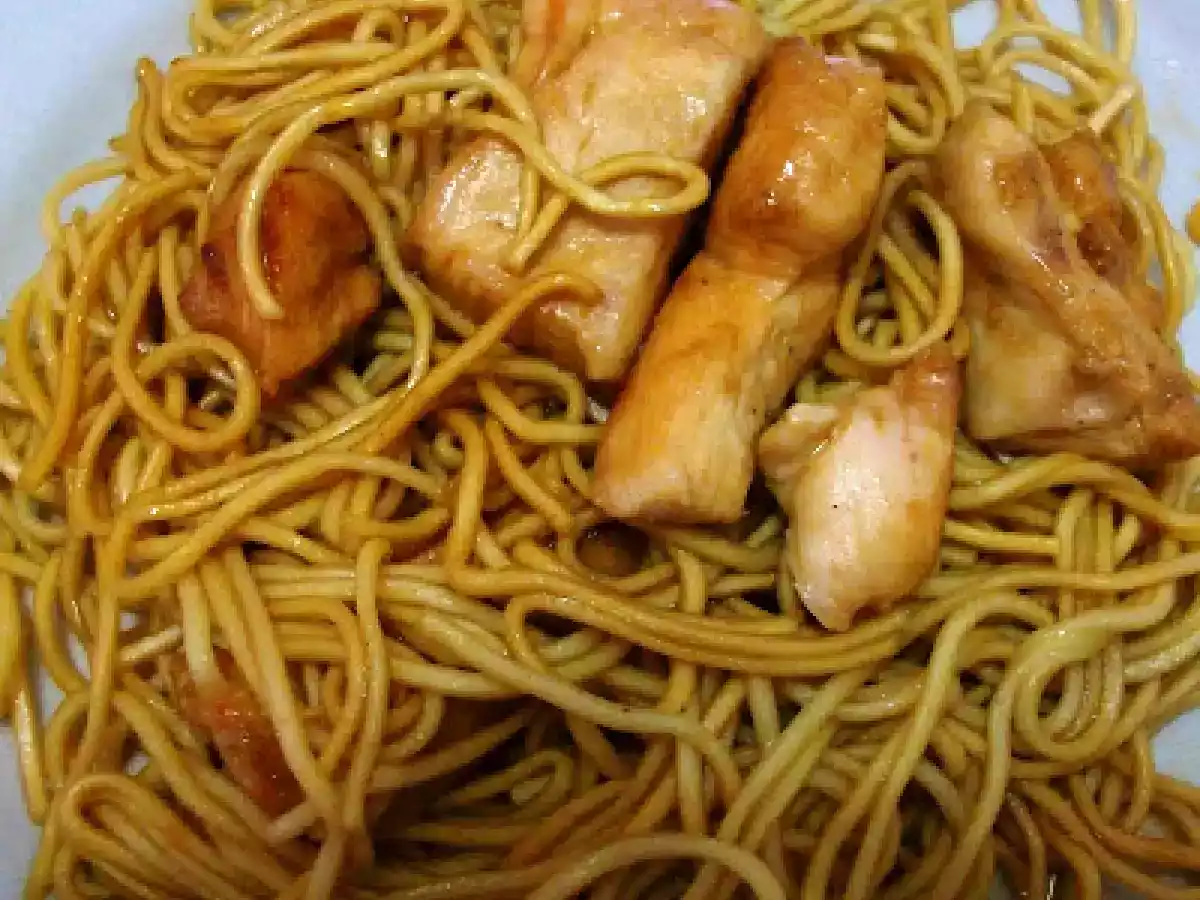 Nouilles sautées au poulet moelleux miel et sauce soja