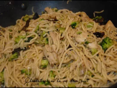 Nouilles sautées au wok : brocolis et poulet
