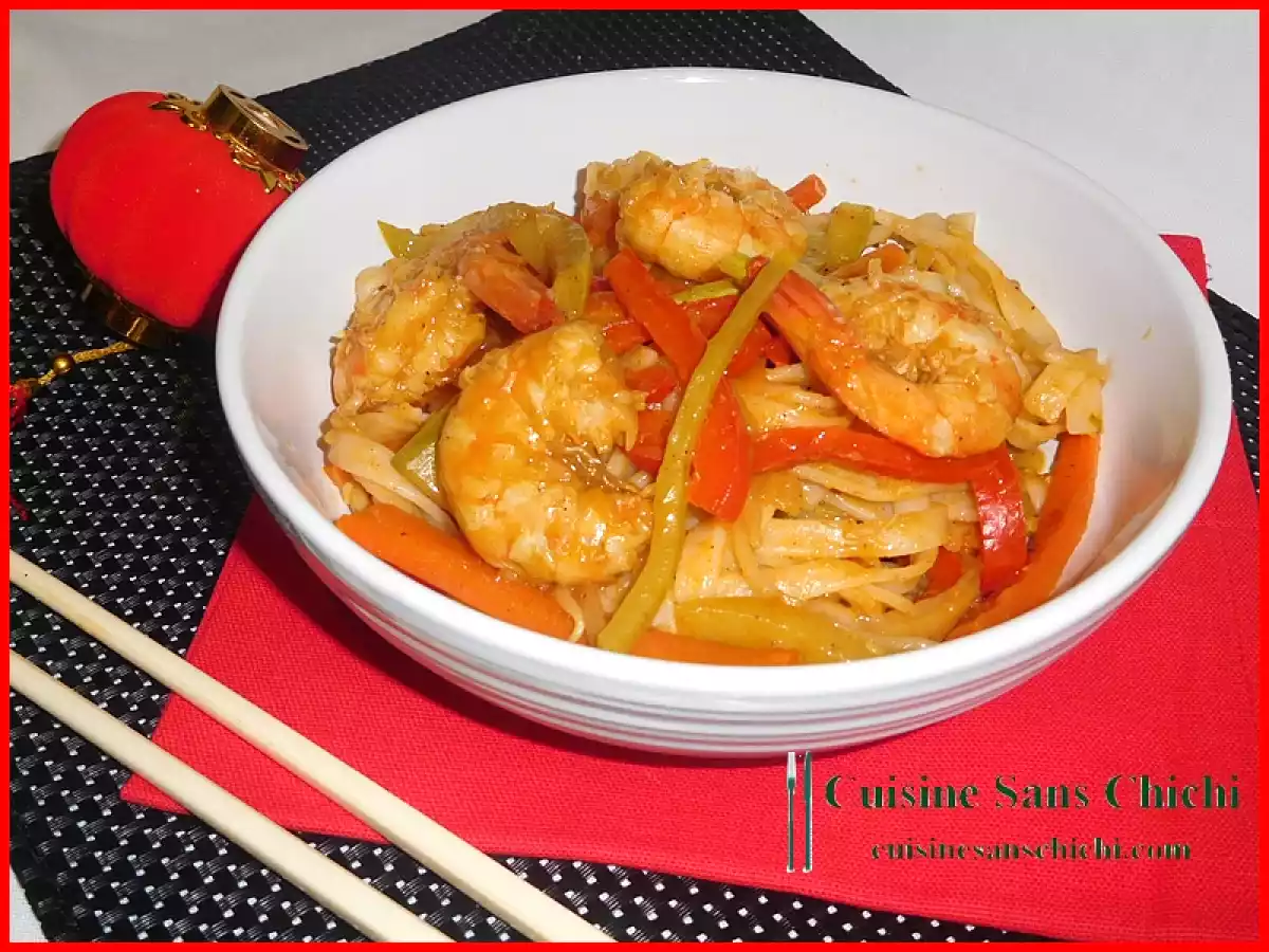 Nouilles sautées au wok, crevettes marinées et petits légumes croquants.