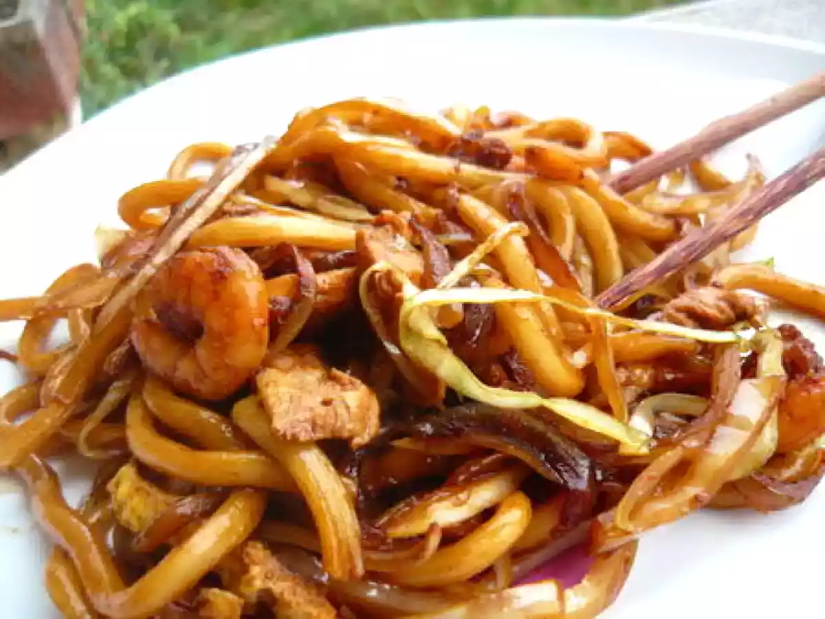 Nouilles sautées aux crevettes et au poulet, un bon goût d'Asie
