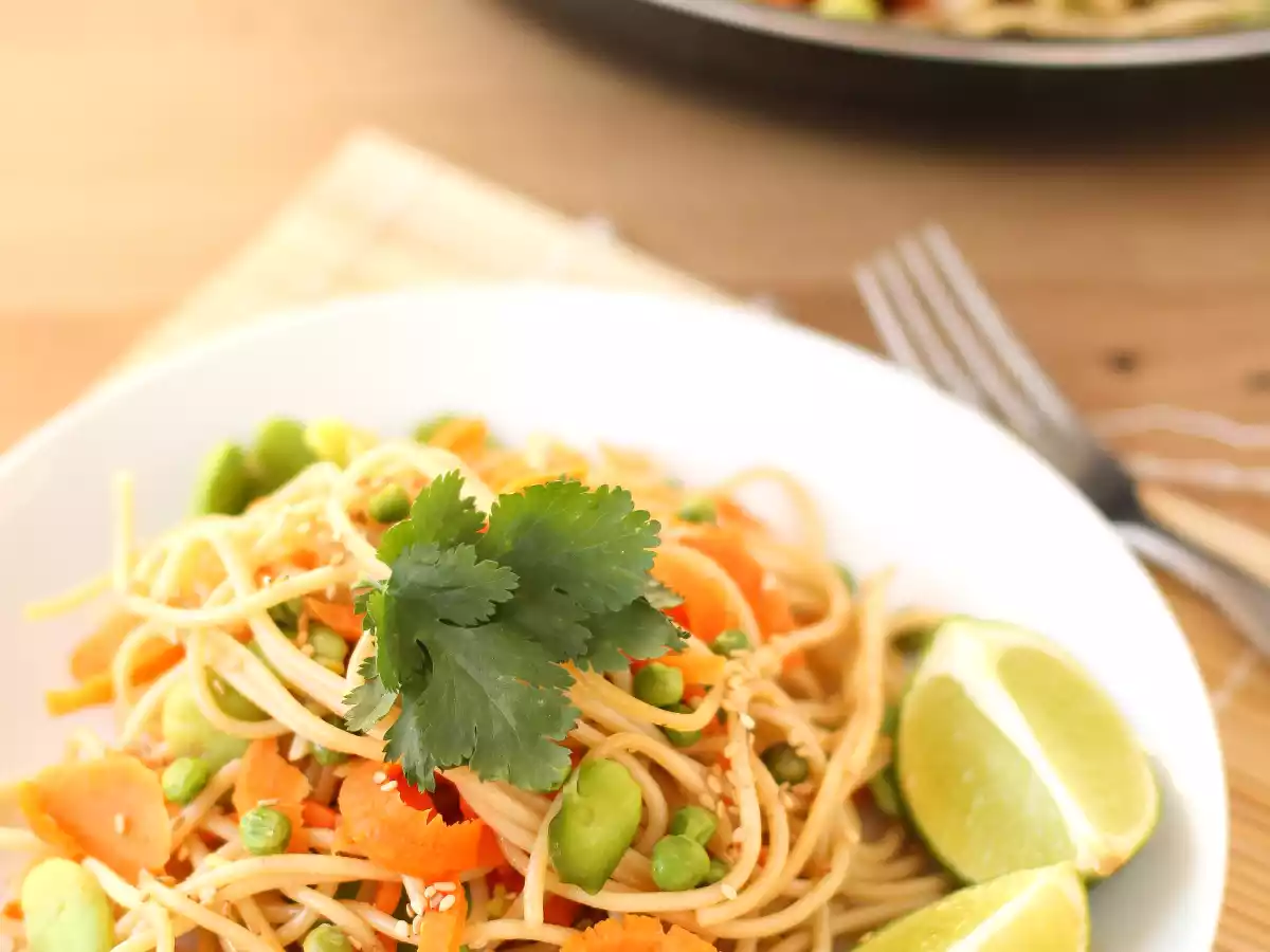 Nouilles sautées aux fèves, rubans de carottes et petits pois