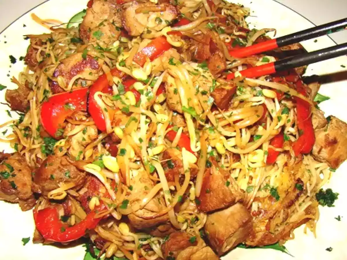 NOUILLES SAUTEES, PORC LAQUE, SALADE DE FRUITS AU LAIT DE COCO, SIROP D'ERABLE ET EPICES