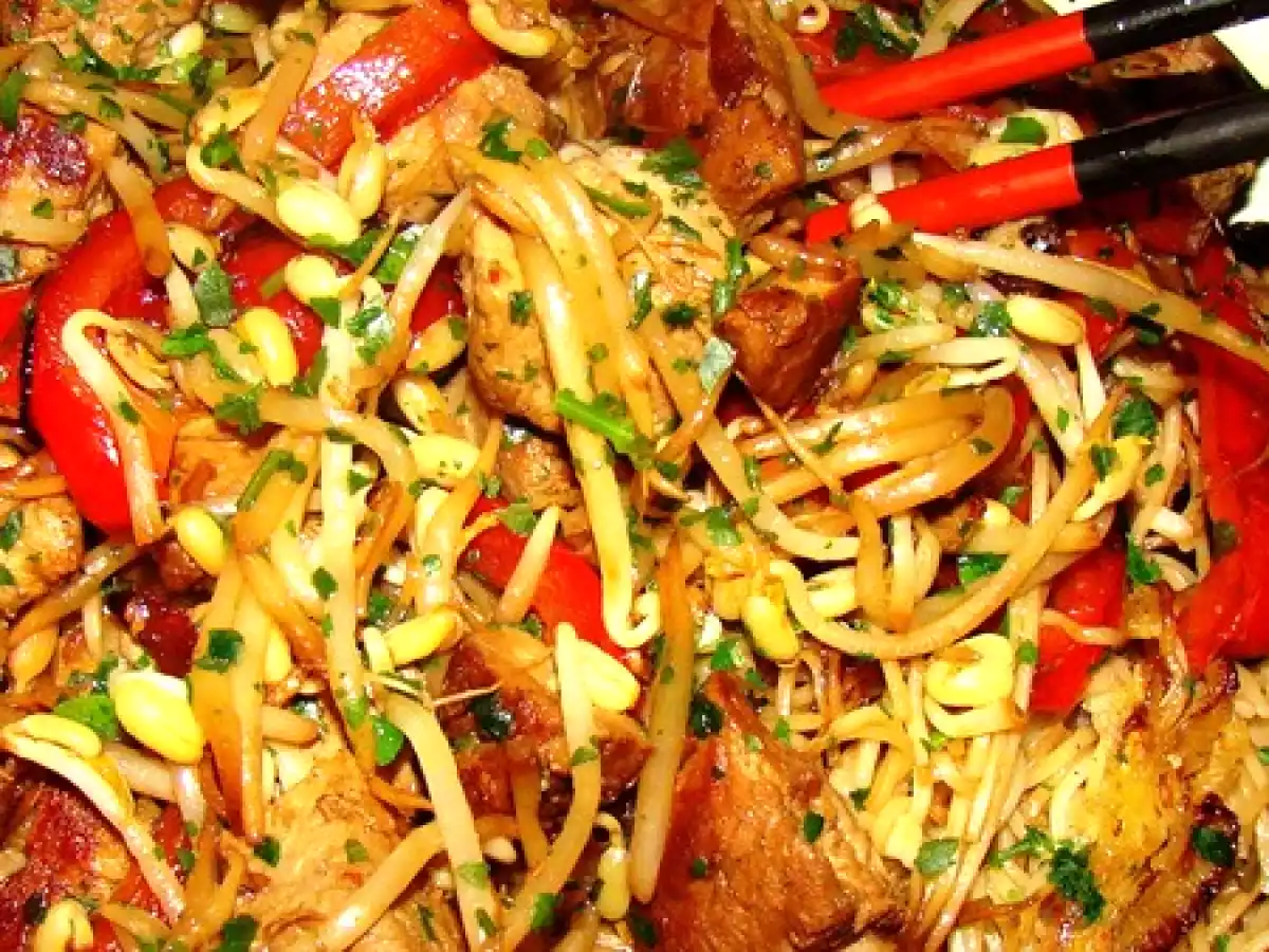 NOUILLES SAUTEES, PORC LAQUE, SALADE DE FRUITS AU LAIT DE COCO, SIROP D'ERABLE ET EPICES - photo 2