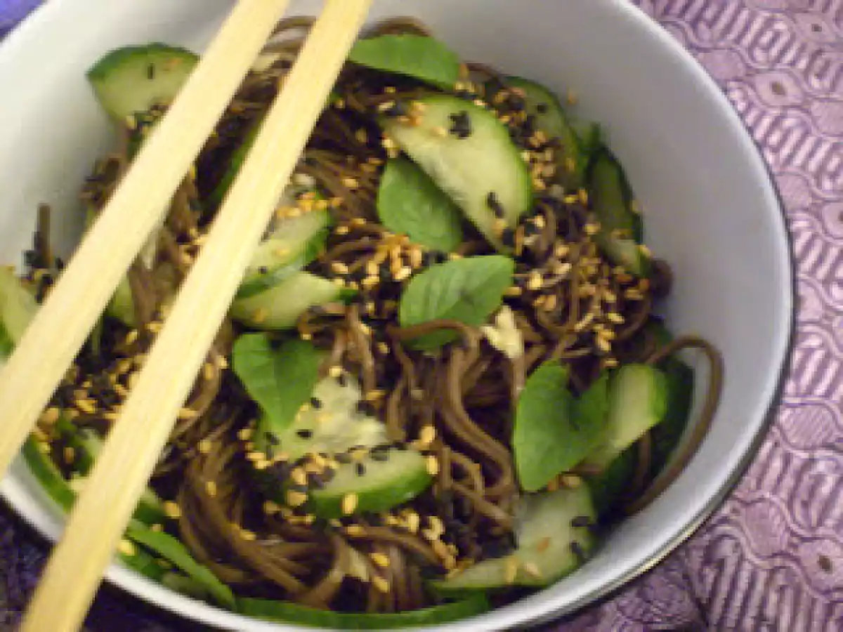 Nouilles soba à ma façon à moi : version concombre et 3 sésames