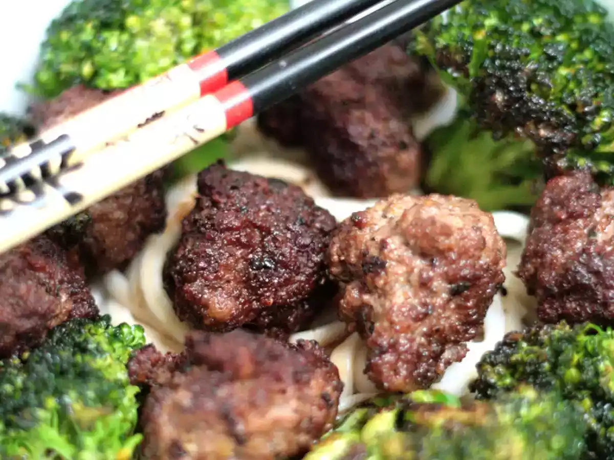 Nouilles Udon au brocoli et boulettes de boeuf