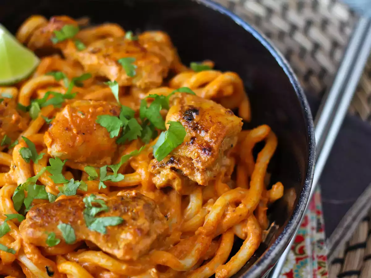 Nouilles udon au poulet avec une sauce curry thaï onctueuse