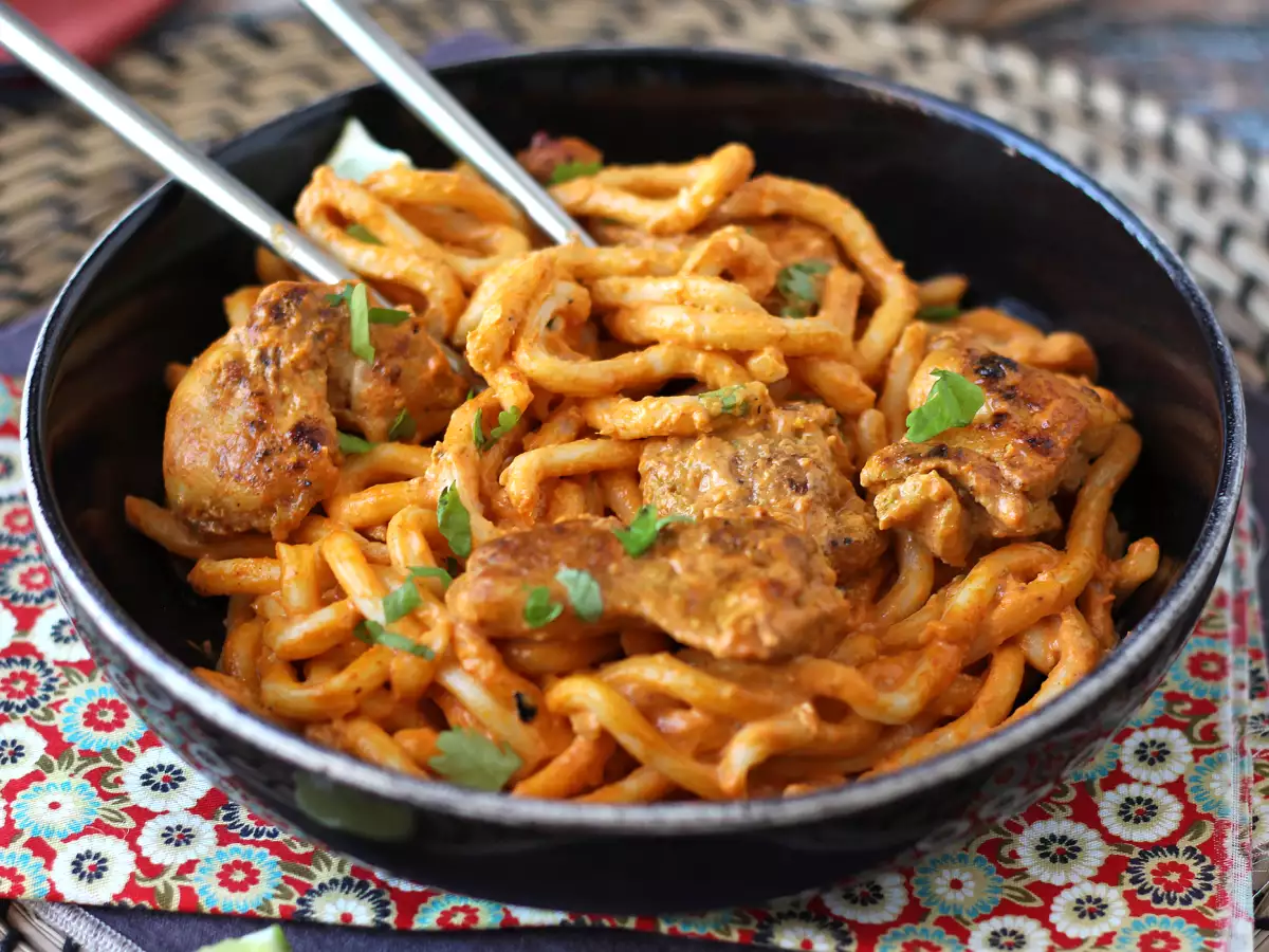 Nouilles udon au poulet avec une sauce curry thaï onctueuse - photo 2