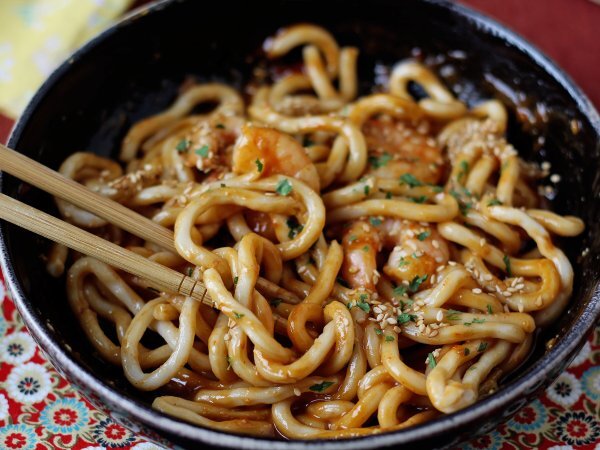 Nouilles udon aux crevettes : recette épicée cacahuètes