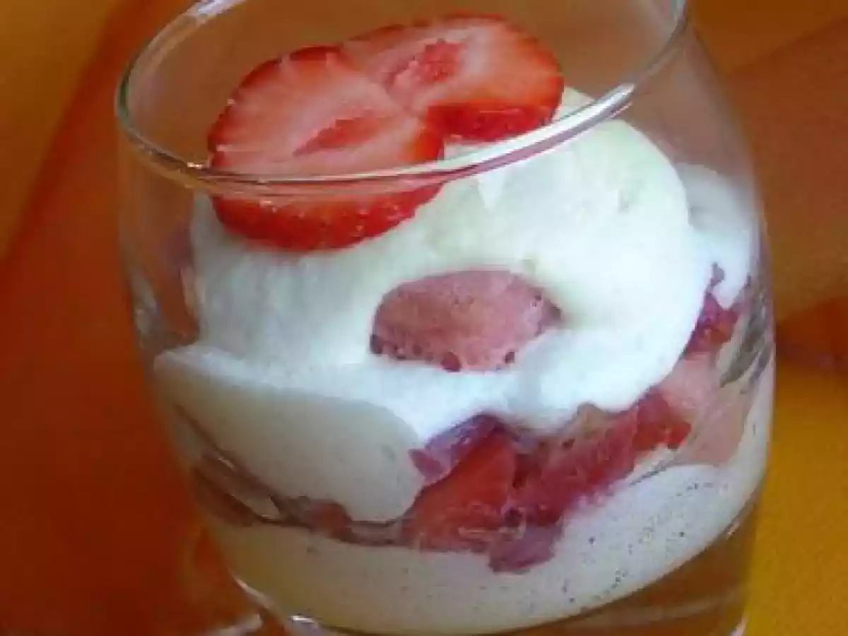 Nuage de Tiramisu aux fraises et biscuits roses - photo 2