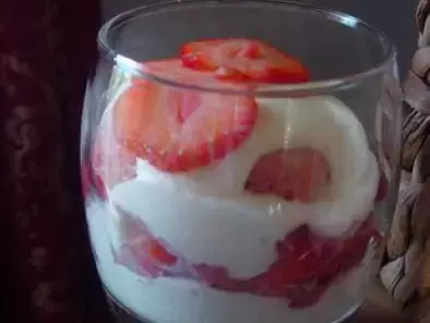 Nuage de Tiramisu aux fraises et biscuits roses