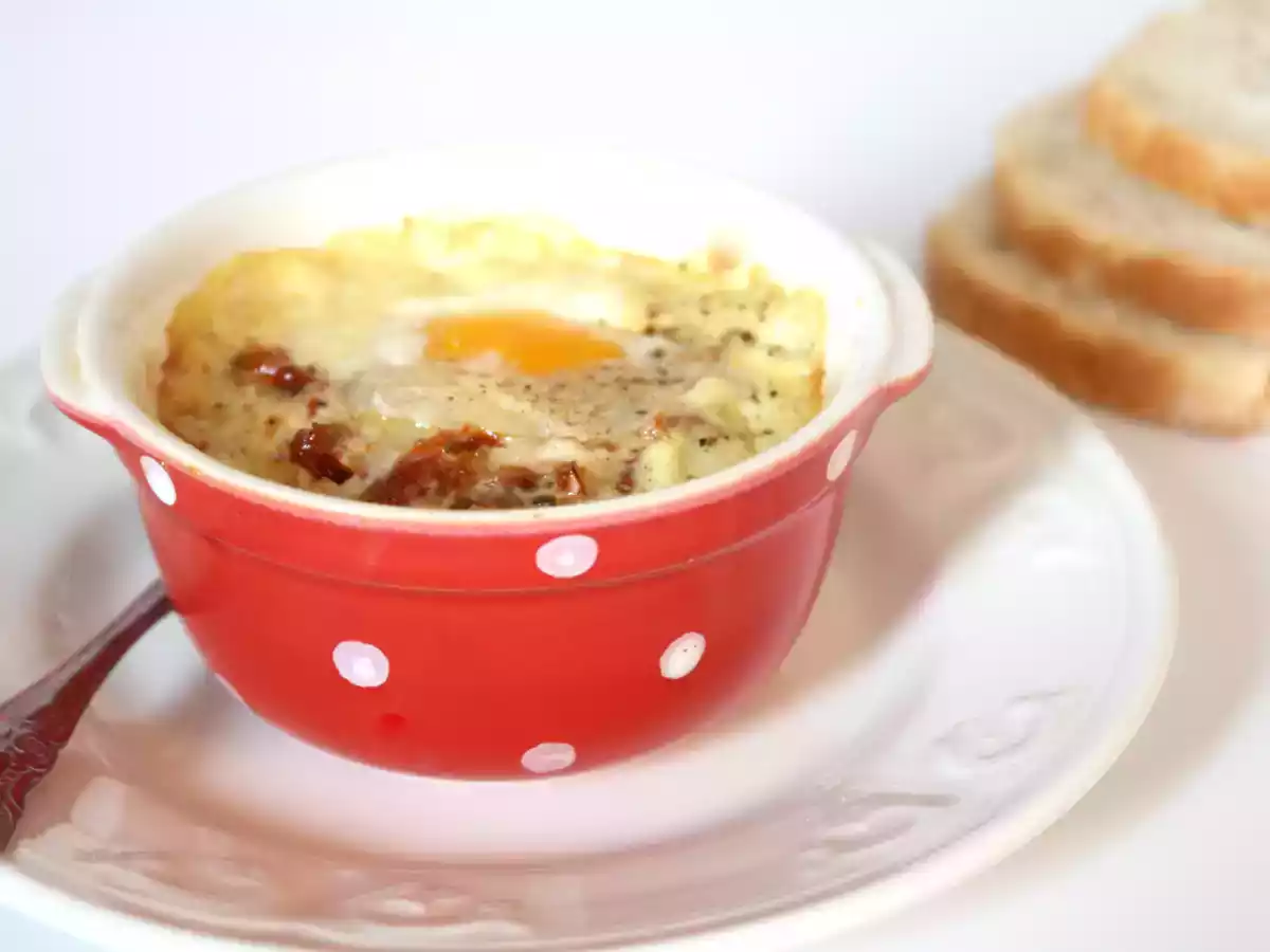 Oeuf cocotte à la crème de moutarde, tomates séchées & parmesan