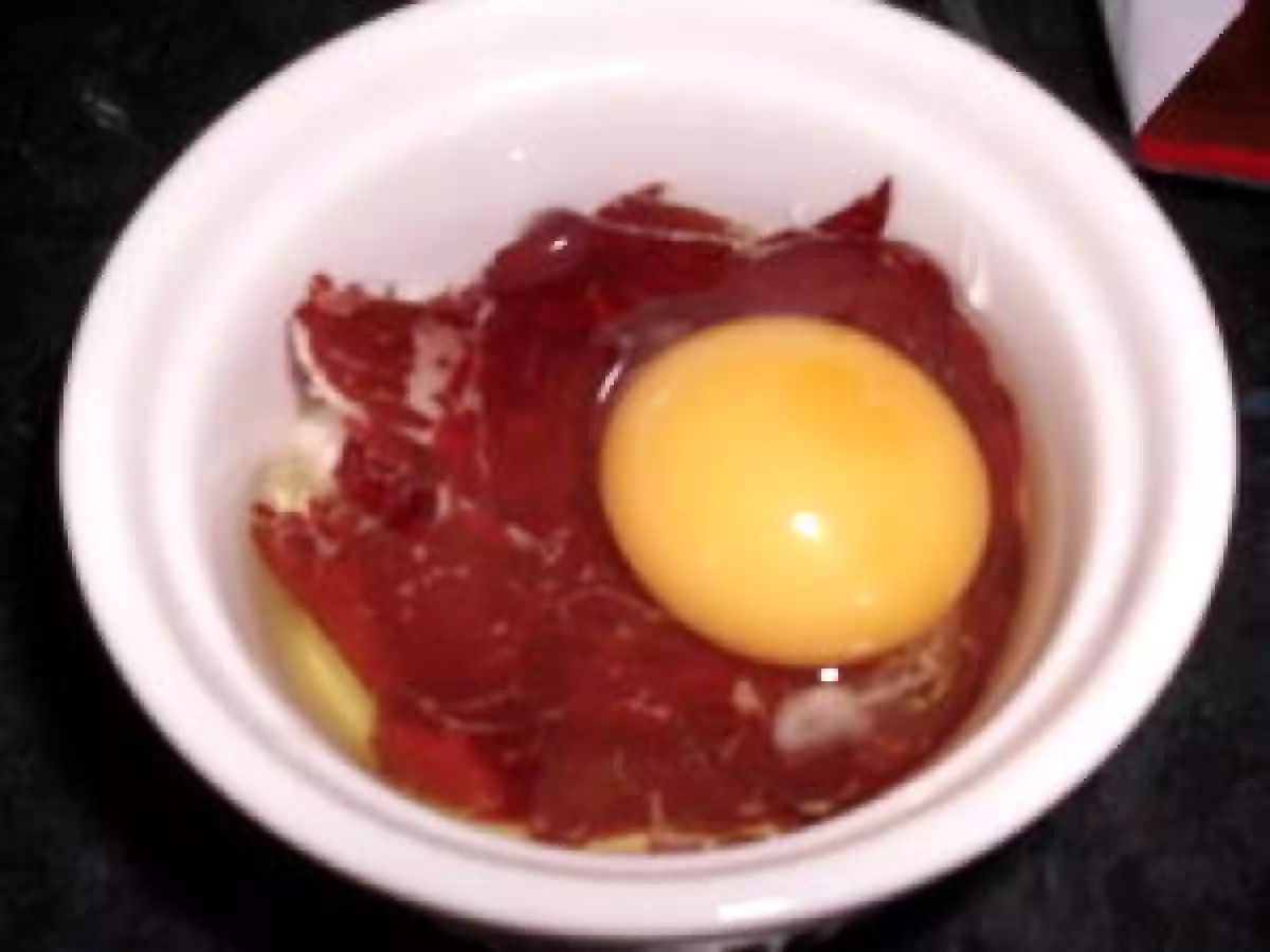 OEUF COCOTTE A LA VIANDE DES GRISONS
