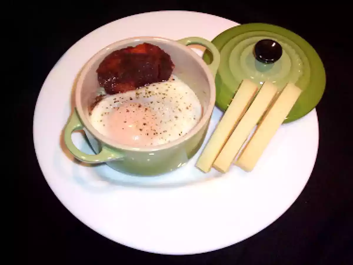 Oeuf cocotte au chorizo, tomates séchées et mouillettes de fromage Etivaz