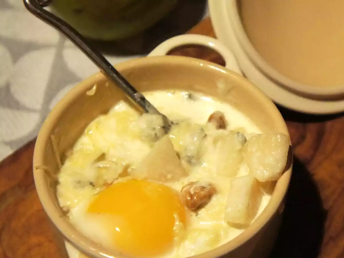 Œuf cocotte au panais, roquefort et poire