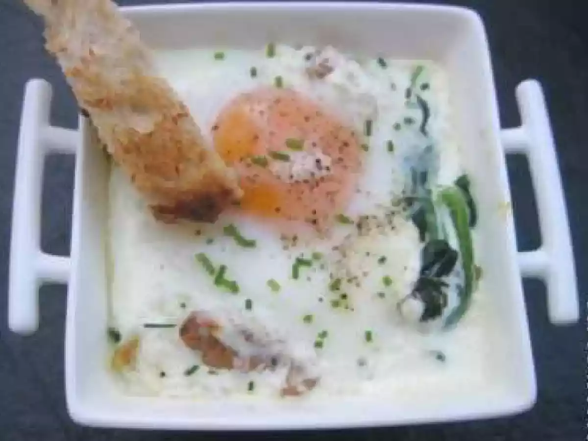 OEUF COCOTTE AUX EPINARDS FRAIS CHEVRE ET NOIX