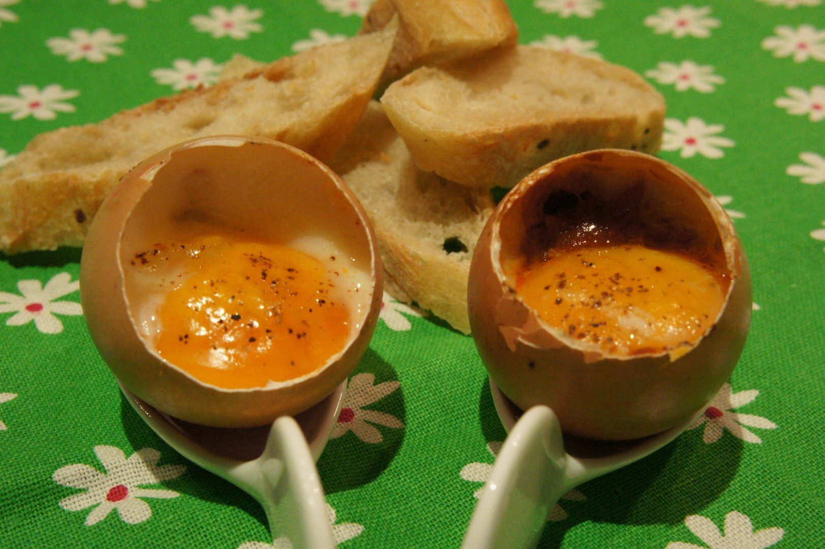 Oeuf cocotte dans sa coquille aux lardons et tomates confites Recette