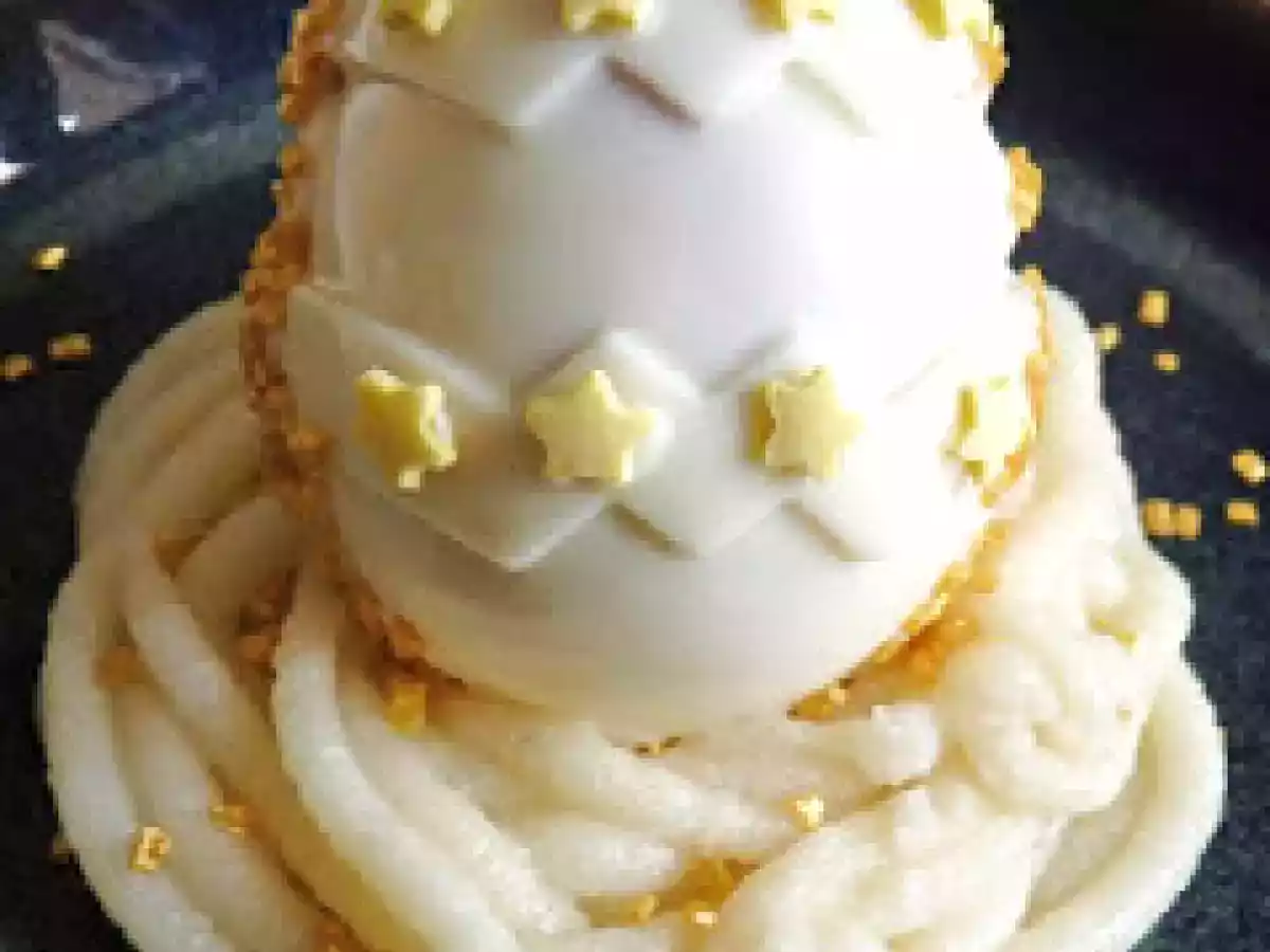 Oeuf de pâques au chocolat blanc, à la mousse de framboise et financier pistache