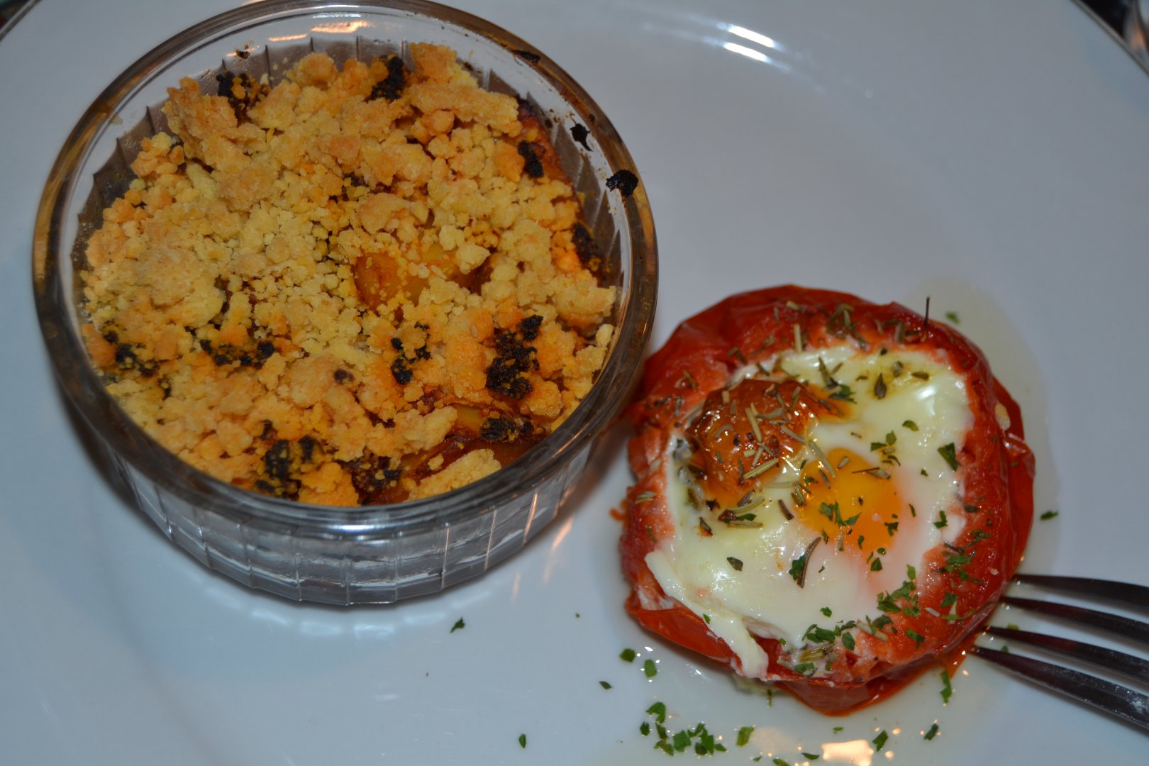Œuf en cocotte de tomate et crumble pommes de terre au chorizo
