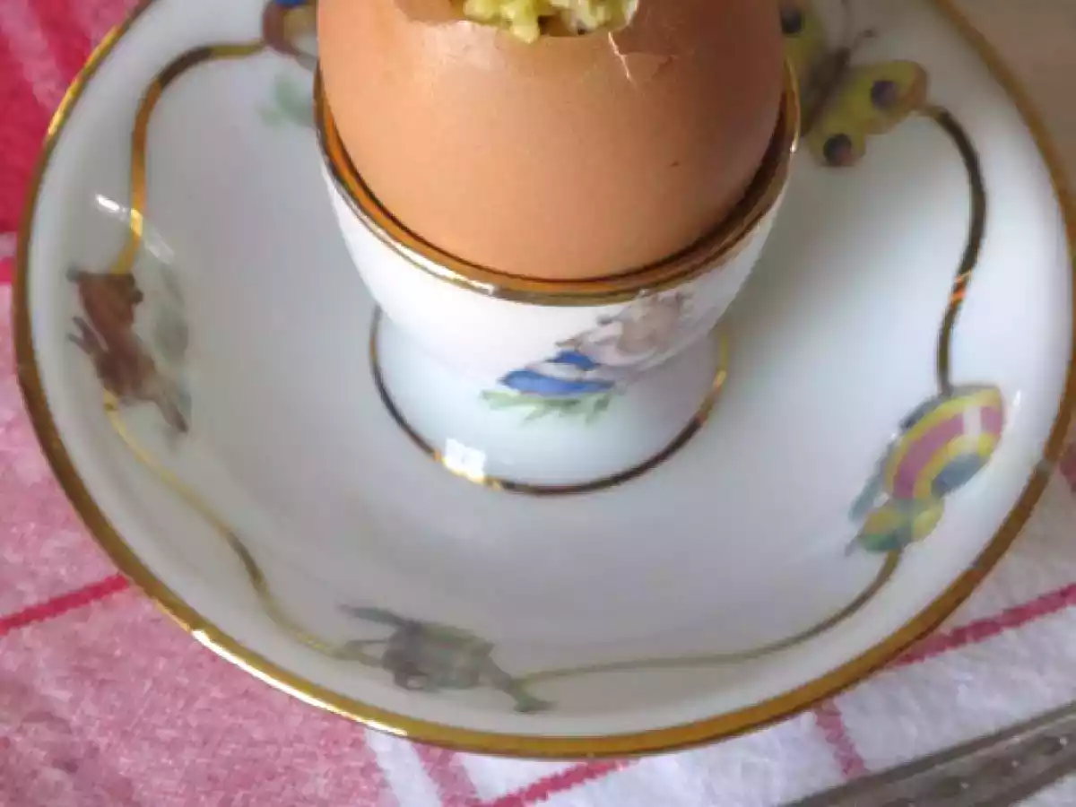 Oeuf garni à l'oeuf brouillé et aux oeufs de lump