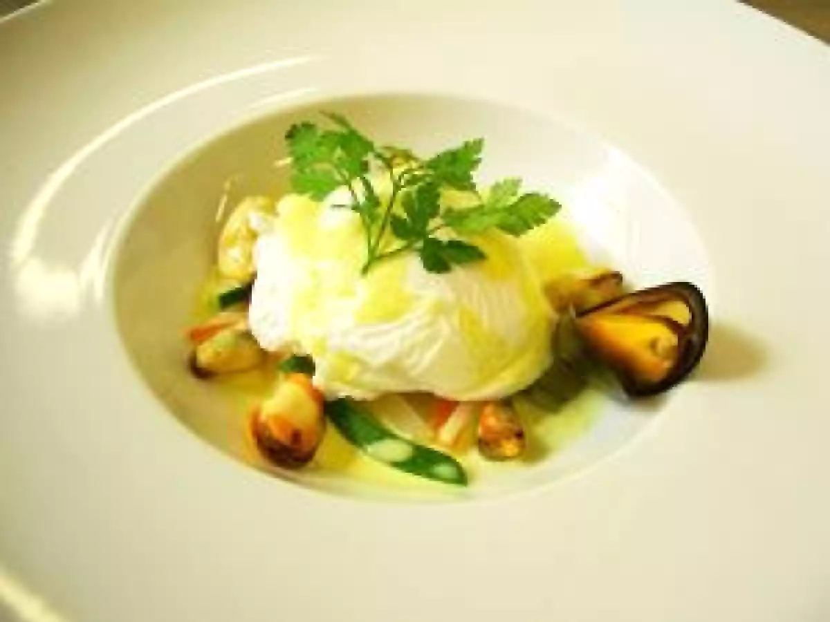 Oeuf poché en marinière de moules aux petits légumes et curry...