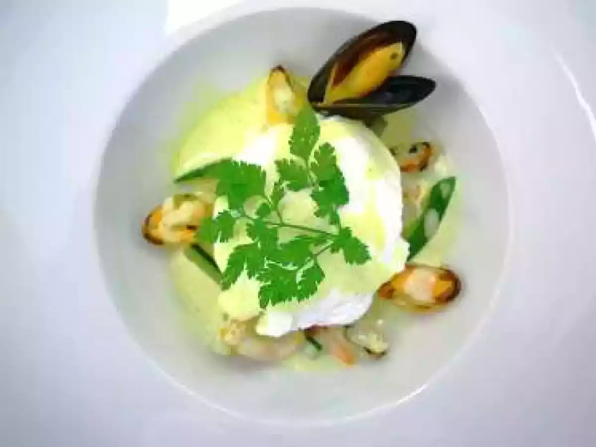 Oeuf poché en marinière de moules sauce curry...