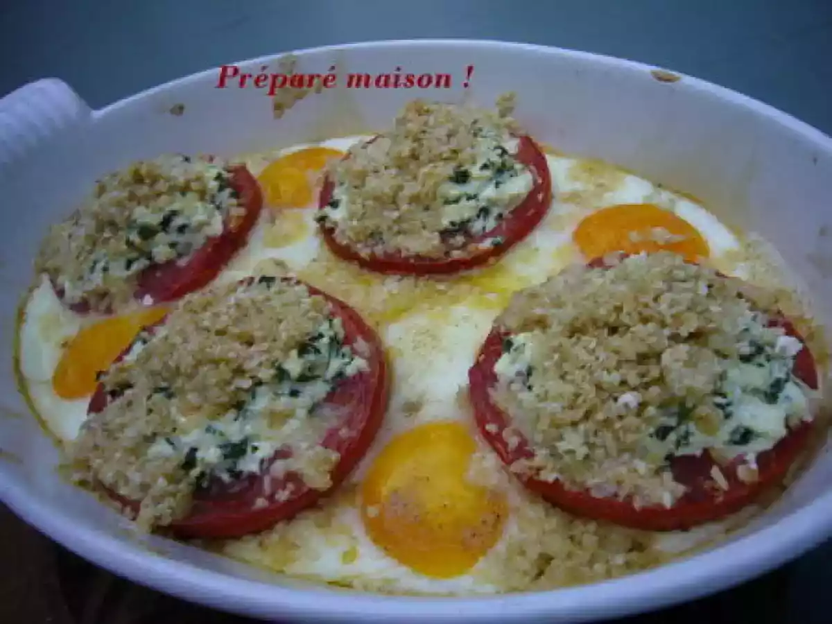 Oeufs au plat et tomates farcies au fromage frais