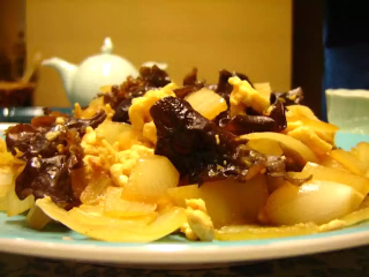 Oeufs aux champignons noirs et aux oignons.