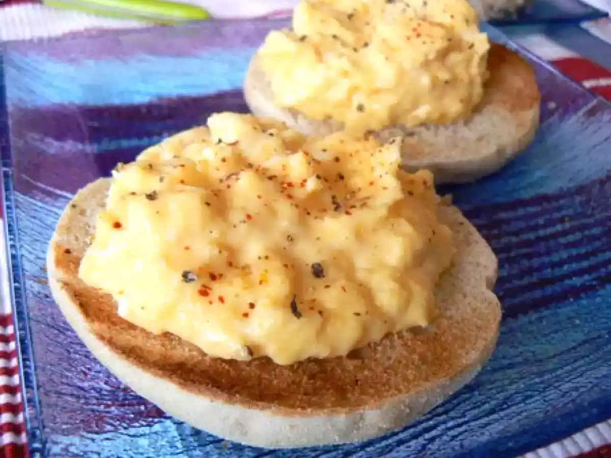 Oeufs brouillés sur muffins anglais
