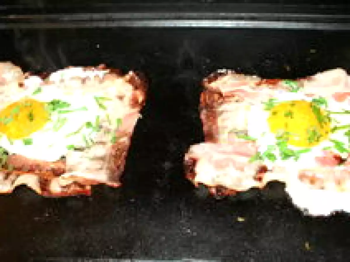 Oeufs cassés sur fines tranches de poitrine fumée à la plancha