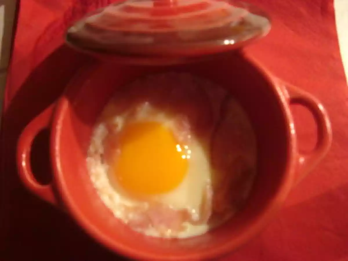 Oeufs cocotte au bacon et à la ciboulette