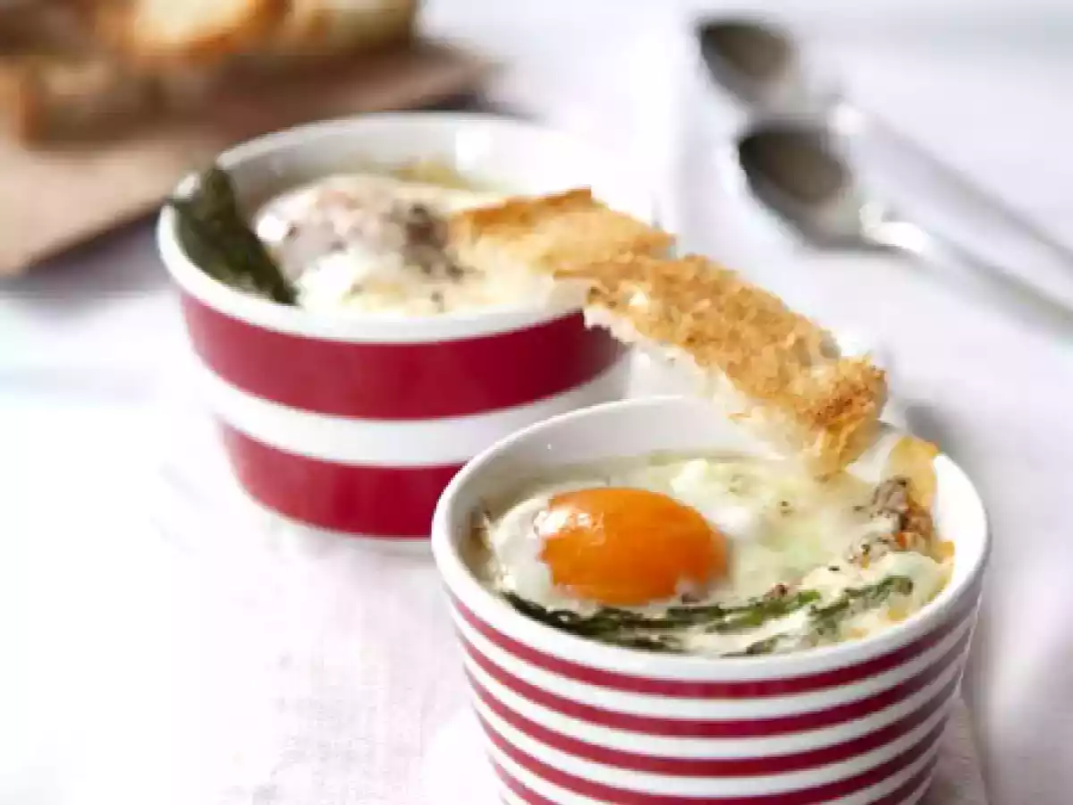 Oeufs cocotte aux asperges et à l'oseille