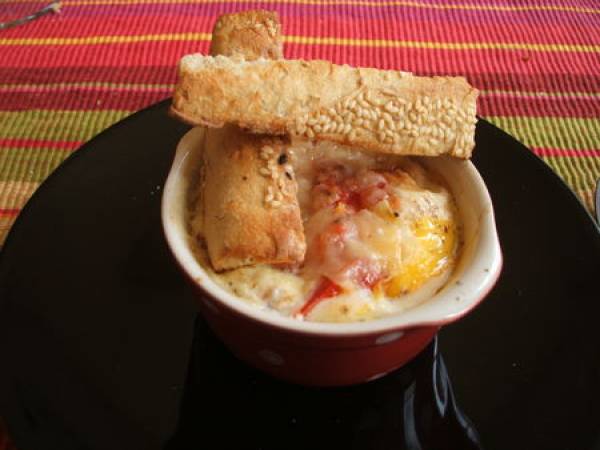 Oeufs-cocotte coppa, tomate et parmesan