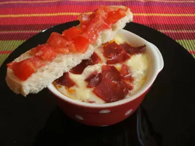 Oeufs-cocotte reblochon & chorizo, mouillettes de tomates à l'ail