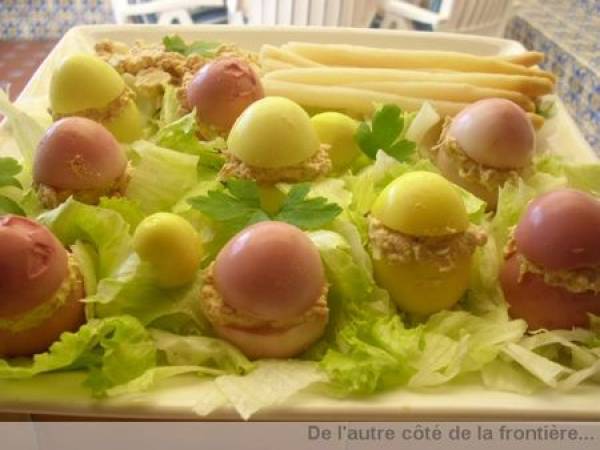 OEUFS COLORÉS FARCIS POUR PÂQUES