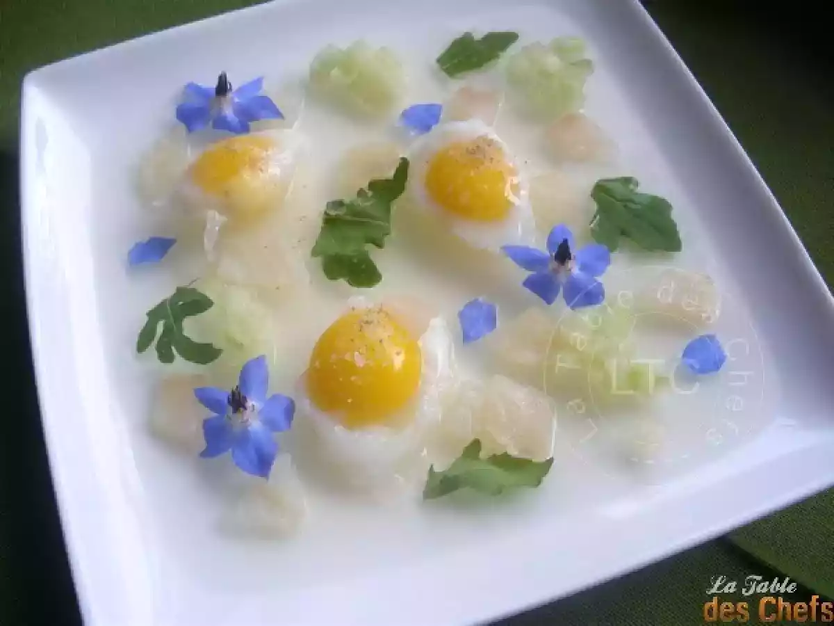 Oeufs de caille pochées sur une gelée de concombre