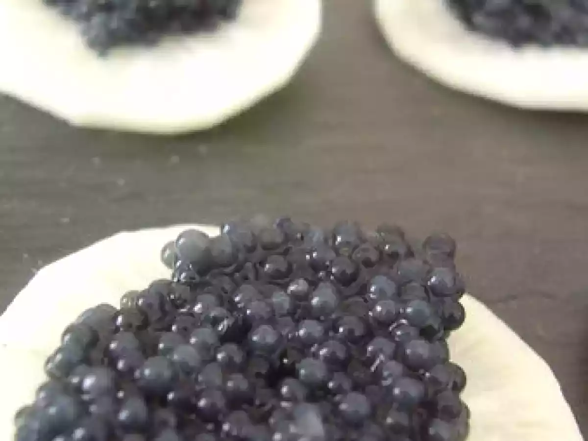 Oeufs de lump sur canapés de radis noir.