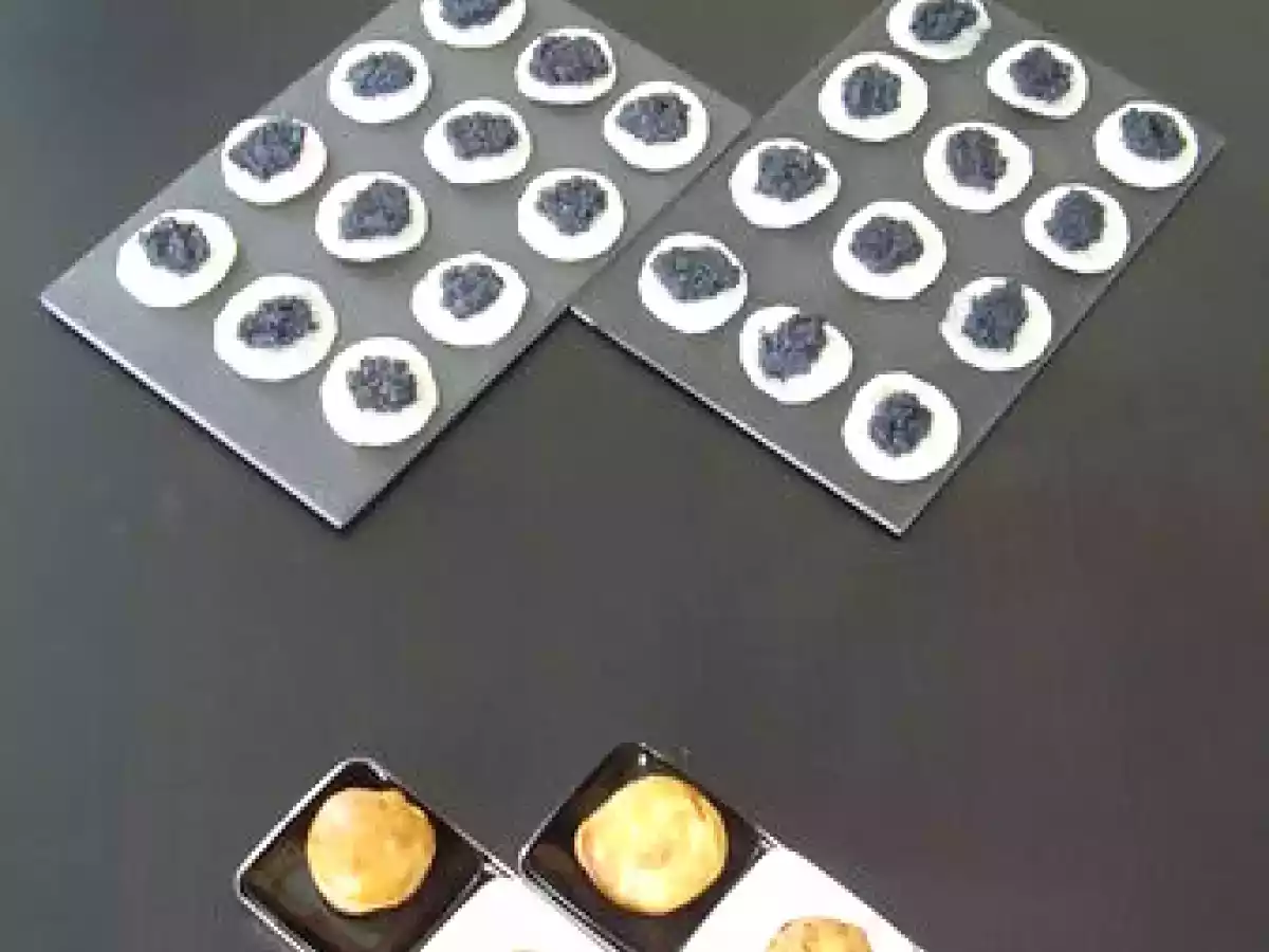 Oeufs de lump sur canapés de radis noir. - photo 2