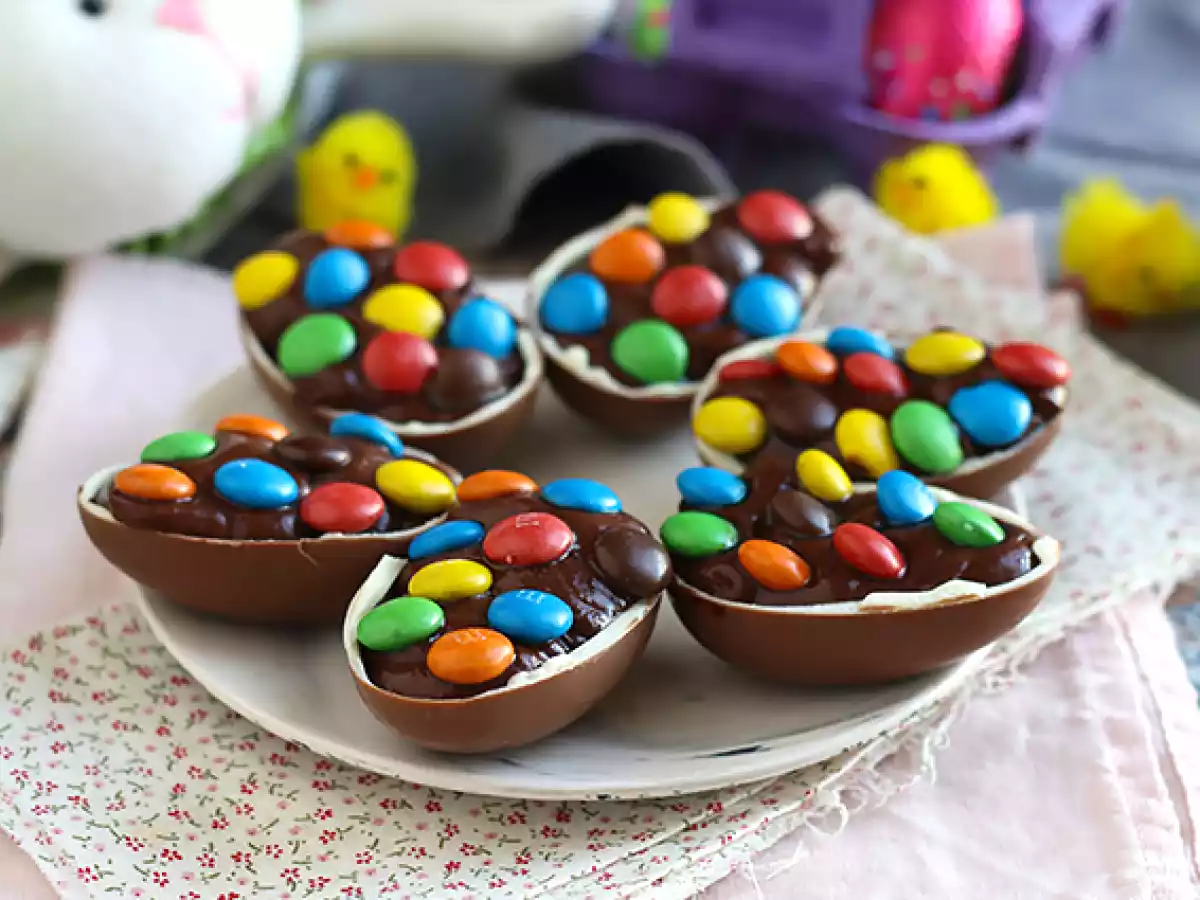 Œufs de Pâques garnis d'une crème dessert au chocolat et de M&M's - photo 3
