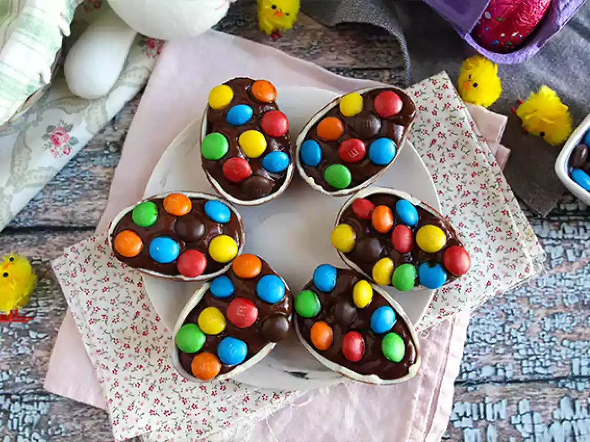 Œufs de Pâques garnis d'une crème dessert au chocolat et de M&M's