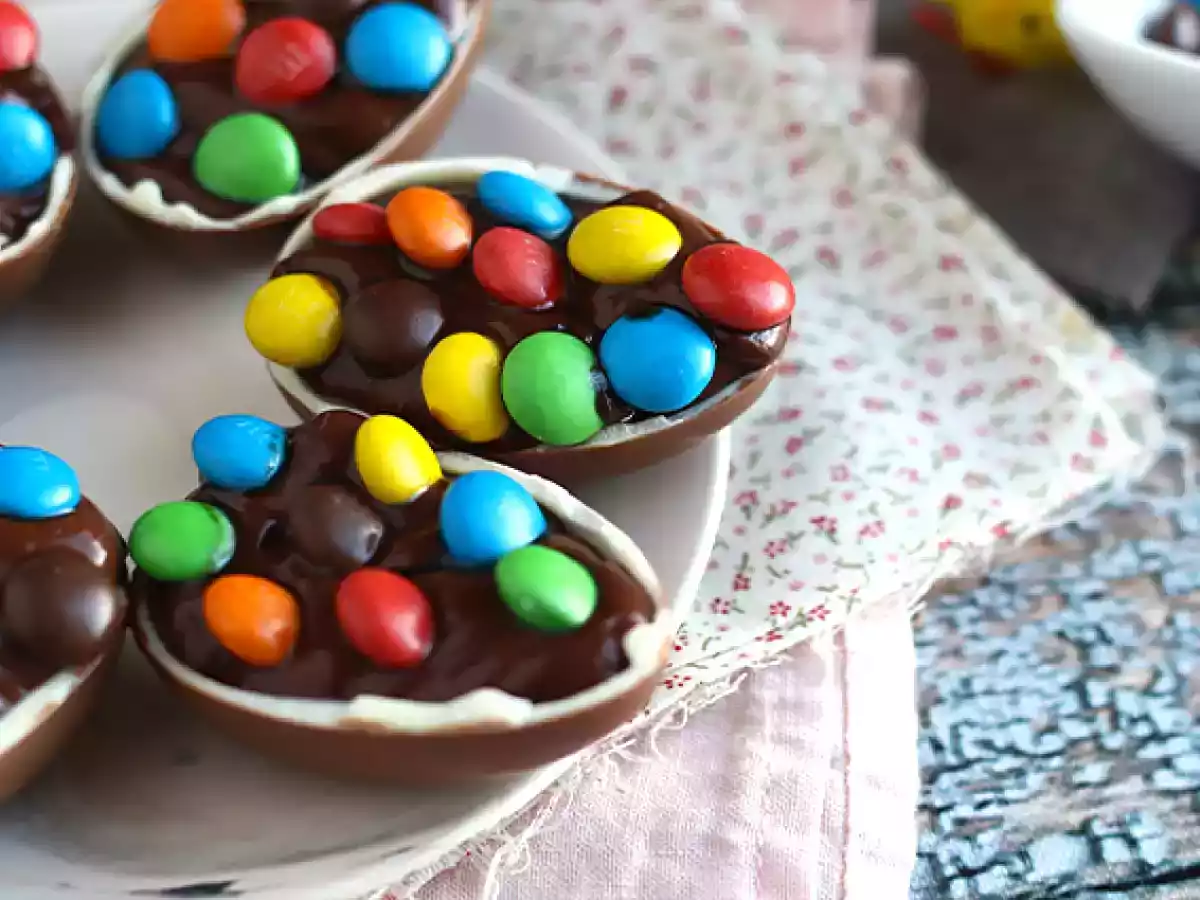Œufs de Pâques garnis d'une crème dessert au chocolat et de M&M's - photo 2