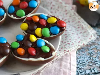 Œufs de Pâques garnis d'une crème dessert au chocolat et de M&M's, photo 1