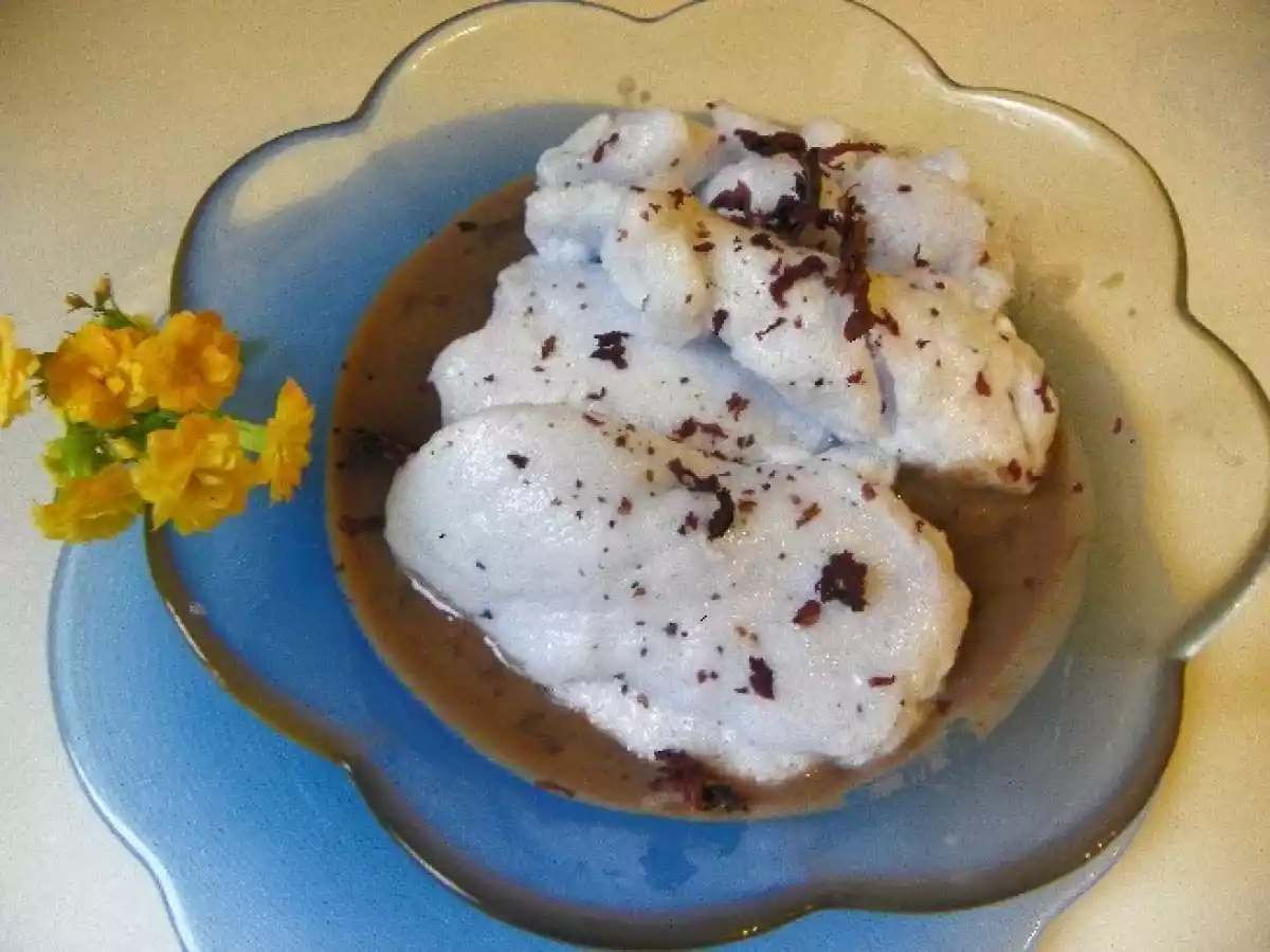 Oeufs en Neige parfumés à la Violette sur Crème anglaise aux Coquelicots