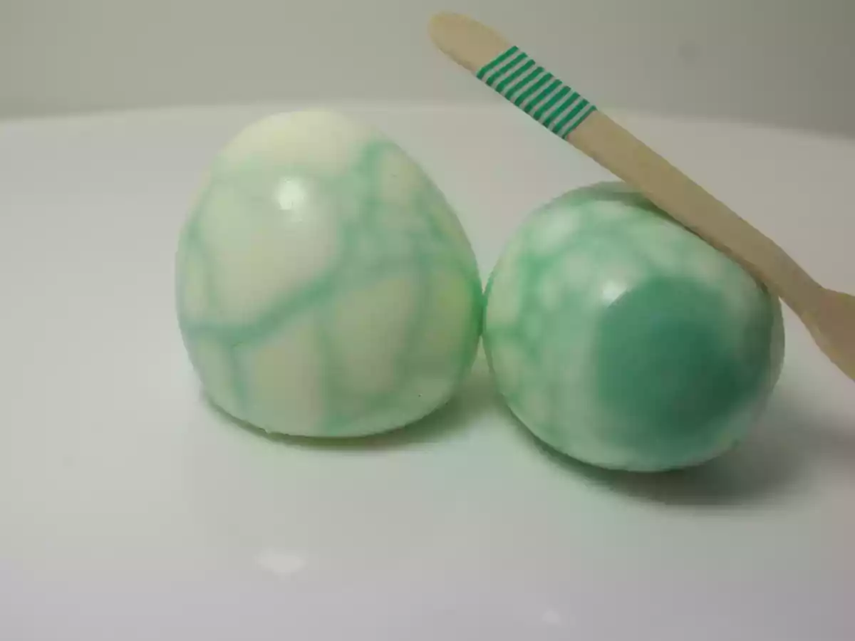 Oeufs marbrés au chou rouge